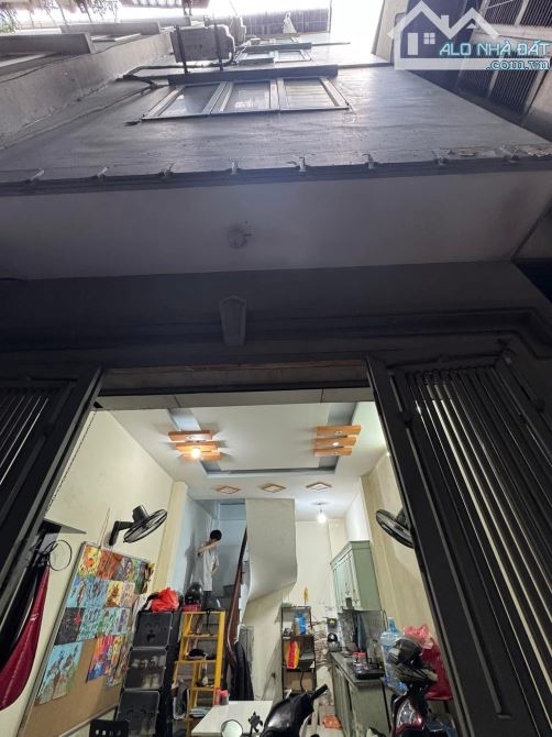 Bán nhà Mai Động 30m2, 5 tầng 1 tum, mt 3.8m dân xây, gần oto, ngõ thông. Giá 5.65 tỷ sđcc
