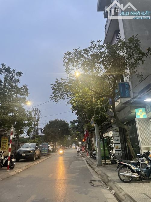 Tập thể 664 Vĩnh Quỳnh, DT: 66m, nhà 3 tầng, giá 9.8 tỷ, đường thông ô ô tránh