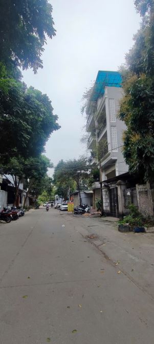 Bán Biệt Thự 4 Tầng, tính giá đất, cạnh đường Cổ Linh 140m2, mặt tiền 6.2m, giá 22 tỷ.