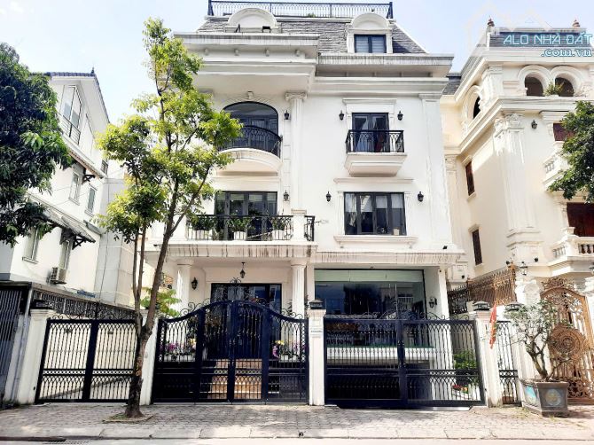 BÁN BIỆT THỰ KĐT DỊCH VỌNG - BIỆT THỰ ĐẲNG CẤP ĐẸP MÊ LY, THANG MÁY HẦM ĐỂ XE GIÁ 90 TỶ.