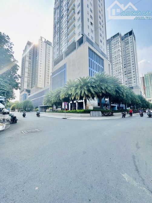 Hẻm xe hơi nhỏ đường 3 tháng 2 P14 Quận 10 C4 125m2 ( 5 nở 5.5 x 24 ) còn 13.9 Tỷ.
