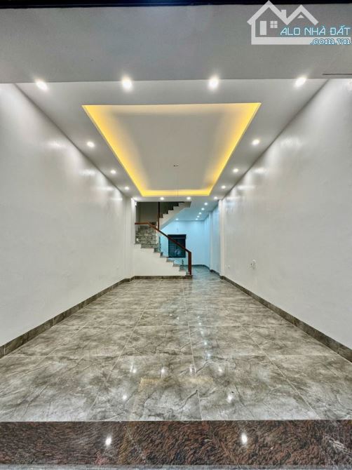 NHÀ ĐẸP 4 TẦNG -PHỐ VIP ĐỐNG ĐA-52m-14 TỶ- Ô TÔ ĐỖ CỬA- MẶT NGÕ KINH DOANH.