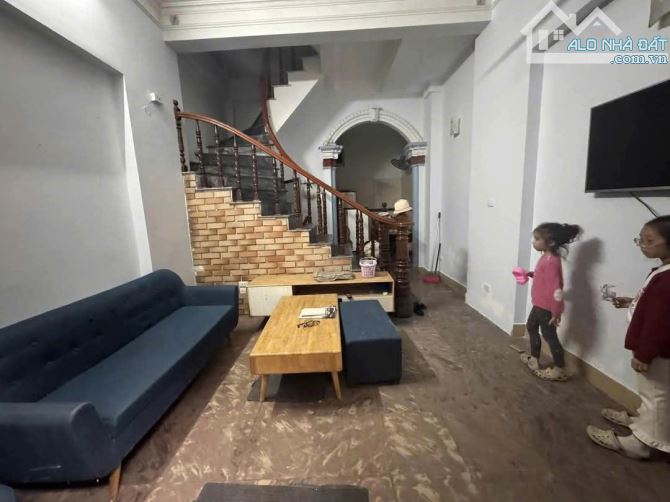 Cho thuê nhà ngõ 168 Kim Giang, 4.5 tầng x 35m2, 6 ngủ, 4 WC chỉ 10 Triệu ở gđ, nhóm