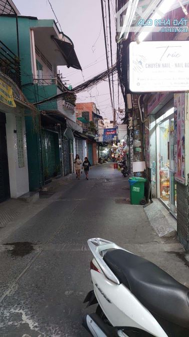 ĐỊNH CƯ NƯỚC NGOÀI BAN GẤP NHÀ CÓ DÃY TRỌ TRUNG TÂM QUẬN 7 NHỈNH 6 TỎI