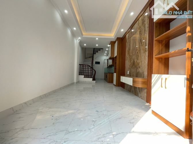 Duy nhất nhà phố Xốm xây độc lập mặt ngõ thông 33m2x5 tầng/ 30m ra đường ô tô, giá 4.8 tỷ