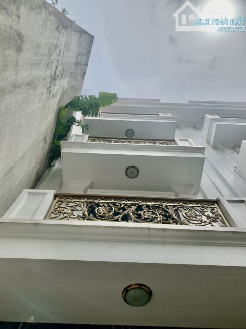 Nhà đẹp sân cổng Tuyến 2 Văn Cao. DT 75m2 x 4T. Ô TÔ ĐỖ CỬA 24/7