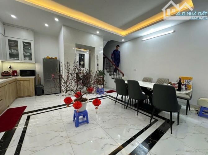 Hàng Hiếm" Nhà 5 Tầng Thang Máy - Trương Định, Hai Bà Trưng - Ngõ Thẳng tắp, 20m Ra Phố!