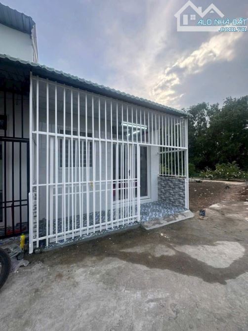 nhà C4 45m2 giá re 549tr đường oto cách nhựa lớn QL50 tầm 1km