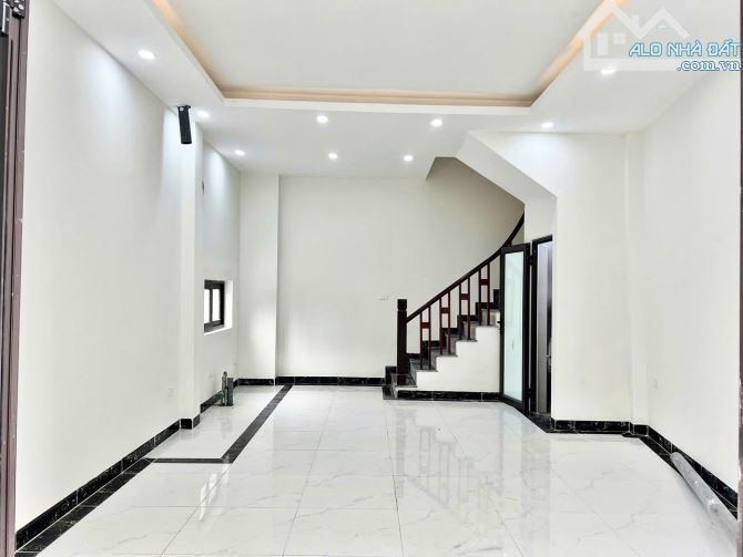 BÁN NHÀ PHỐ NGUYỄN SƠN, 7.X TỶ,  DT40M2, 5 TẦNG, LÔ GÓC, Ô TÔ, GIÁ TỐT.