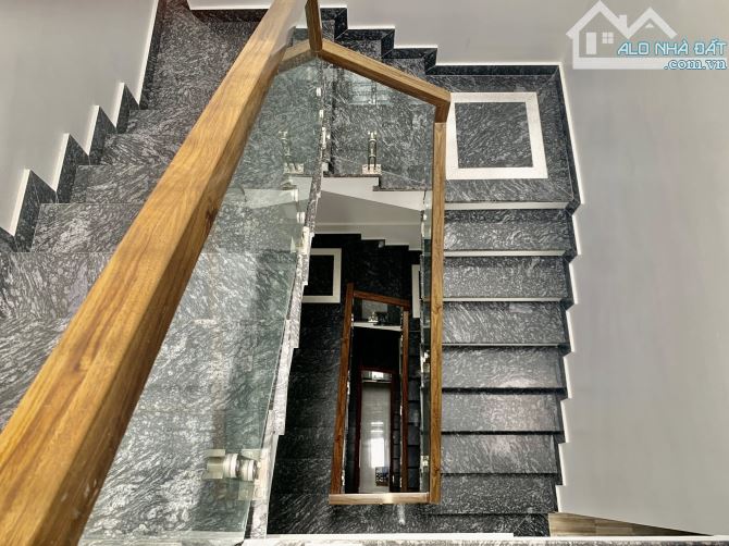 Nhà đẹp sân cổng Tuyến 2 Văn Cao. DT 75m2 x 4T. Ô TÔ ĐỖ CỬA 24/7 - 10