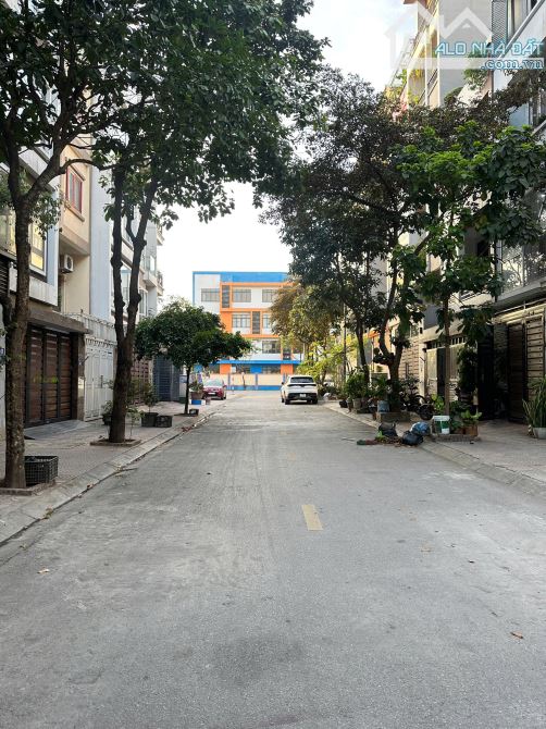 Bán đất đấu giá phường Việt Hưng. 85m2. Mt 5m. Vỉa hè 2 oto tránh - 1