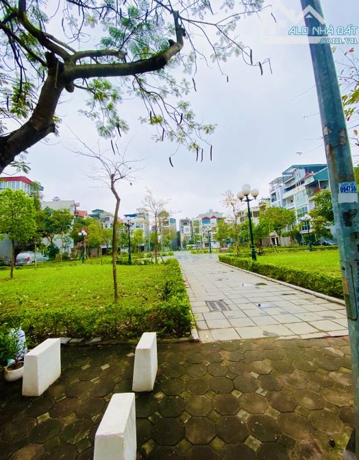 Giá đầu tư ! Bán đất Giang Biên DT:90m2x5,8m2. Ôtô đỗ cửa ,Đầu tư sinh lời . Giá :20,xx Tỷ