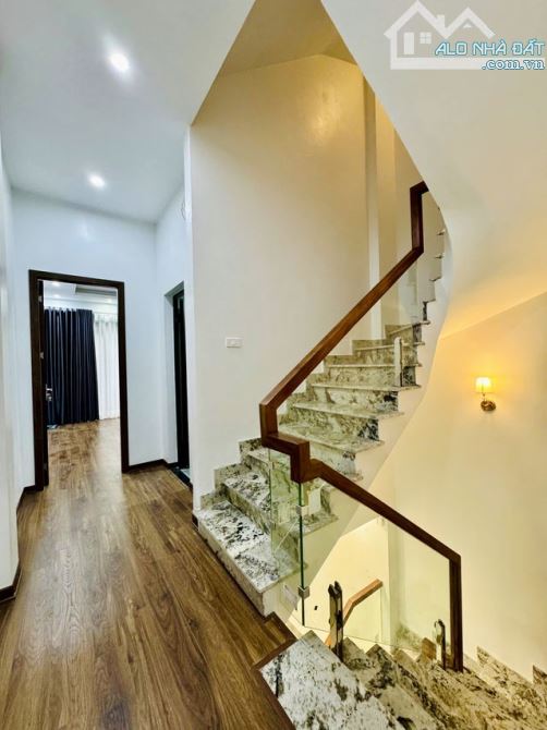 NHÀ ĐẸP 4 TẦNG -PHỐ VIP ĐỐNG ĐA-52m-14 TỶ- Ô TÔ ĐỖ CỬA- MẶT NGÕ KINH DOANH. - 1