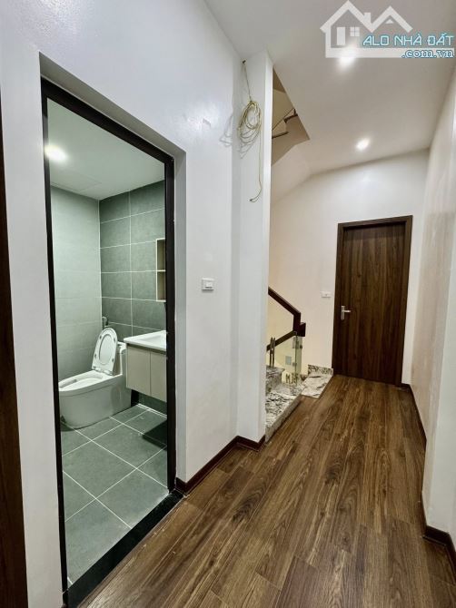 BÁN NHÀ ĐỐNG ĐA - MẶT NGÕ KINH DOANH - OTO ĐỖ CỬA - NHÀ 2 THOÁNG - MỚI ĐẸP - 2