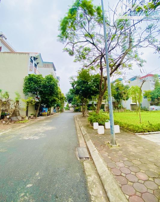 Giá đầu tư ! Bán đất Giang Biên DT:90m2x5,8m2. Ôtô đỗ cửa ,Đầu tư sinh lời . Giá :20,xx Tỷ - 1