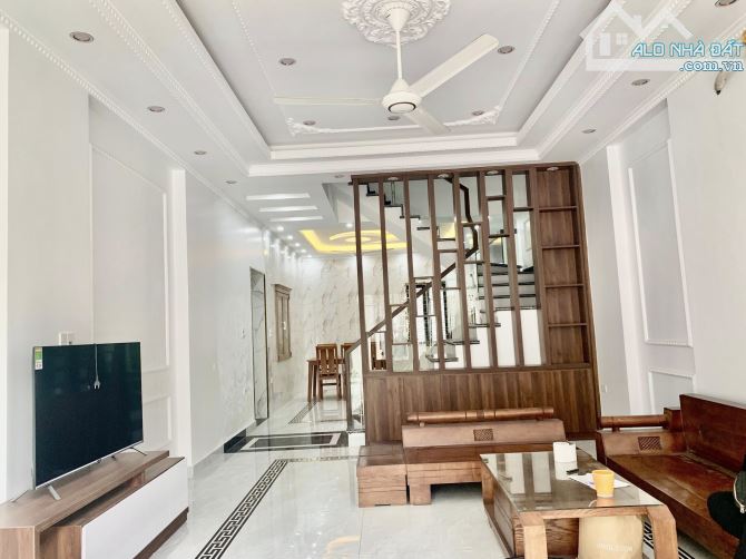 Nhà đẹp sân cổng Tuyến 2 Văn Cao. DT 75m2 x 4T. Ô TÔ ĐỖ CỬA 24/7 - 2