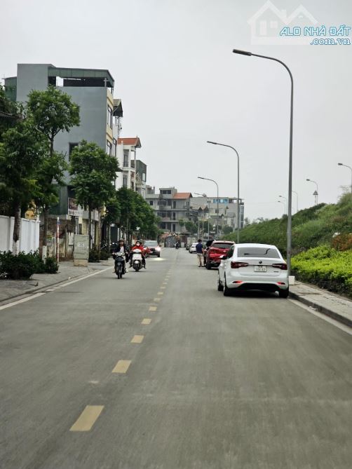 Hiếm - Nhà 3 mặt thoáng - ngõ thông - mặt tiền rộng - 3