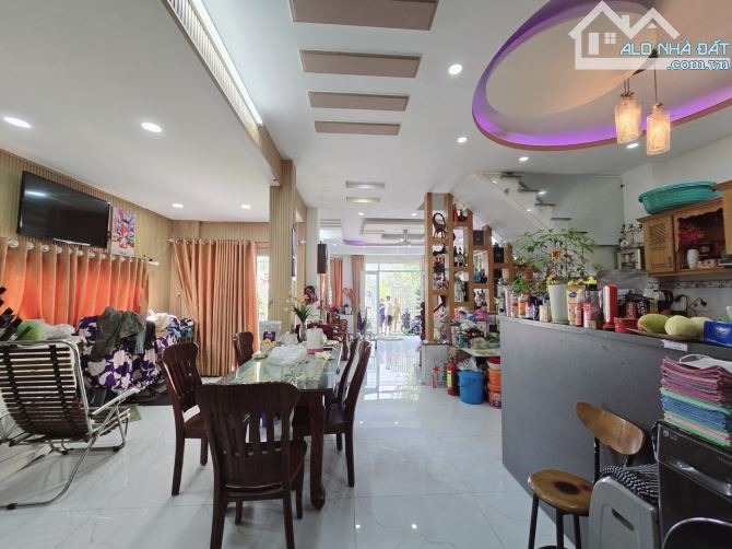 LÔ GÓC 2 MẶT TIỀN – GIÁP QUẬN 7 – NHÀ 4 TẦNG ĐẸP MỚI • XE TẢI TRÁNH – CHỈ 8 TỶ - 4
