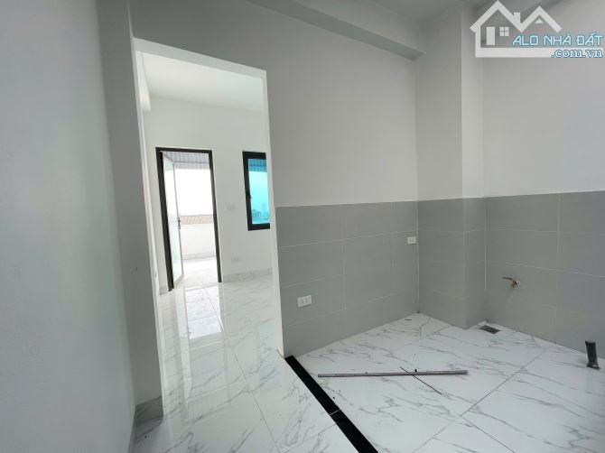 Duy nhất nhà phố Xốm xây độc lập mặt ngõ thông 33m2x5 tầng/ 30m ra đường ô tô, giá 4.8 tỷ - 5