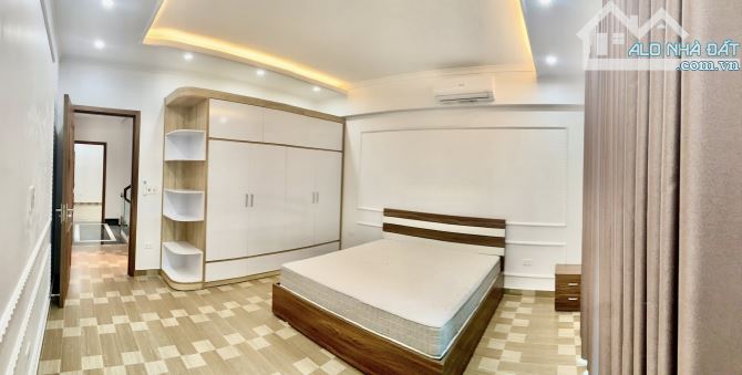 Nhà đẹp sân cổng Tuyến 2 Văn Cao. DT 75m2 x 4T. Ô TÔ ĐỖ CỬA 24/7 - 6