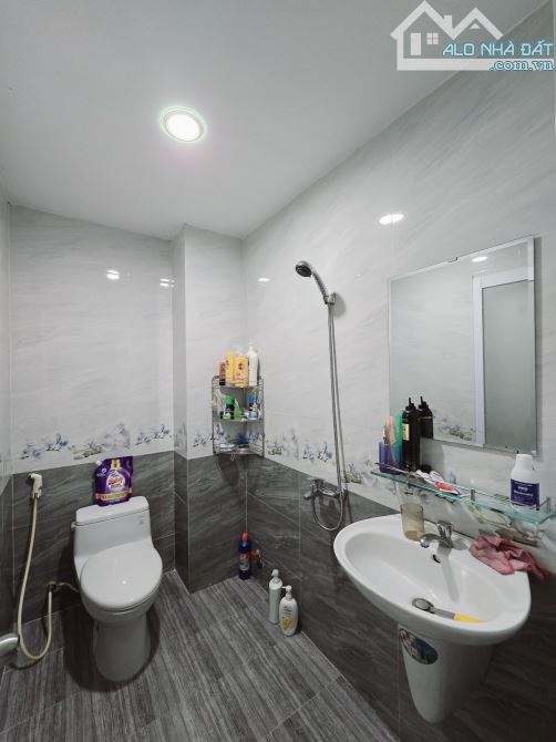 LÔ GÓC 2 MẶT TIỀN – GIÁP QUẬN 7 – NHÀ 4 TẦNG ĐẸP MỚI • XE TẢI TRÁNH – CHỈ 8 TỶ - 7