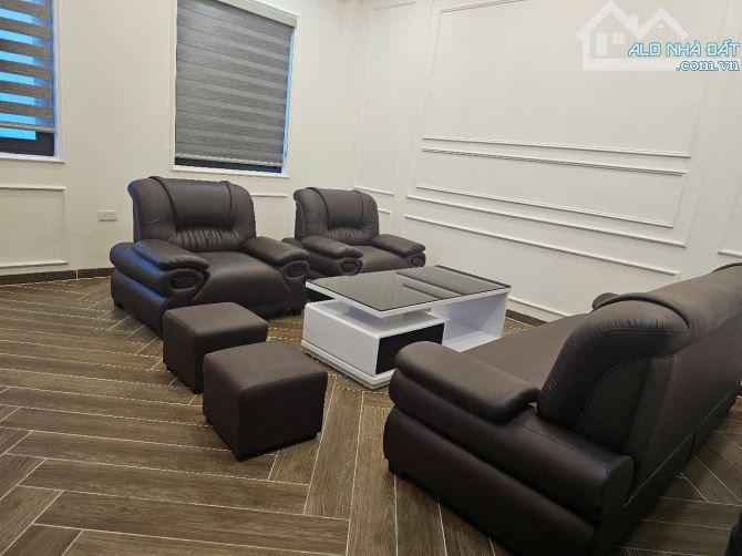 Bán Nhà Hoàng Quốc Viết, DT 43m2x7T Thang máy. Phân Lô - ô tô vào nhà - Giá chào ;12,8 tỷ - 8