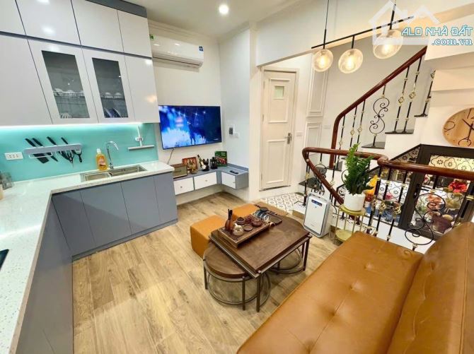 Cho thuê nhà riêng 5 tầng đủ tiện nghi phố Đội Cấn
