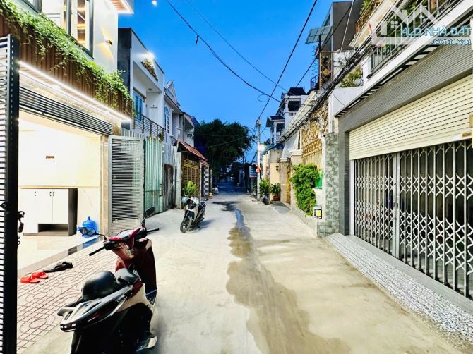 SIÊU PHẨM NHÀ PHỐ 5 TẦNG ĐẲNG CẤP TẶNG FUll NỘI THẤT BÙI VĂN NGỮ TCH QUẬN 12.