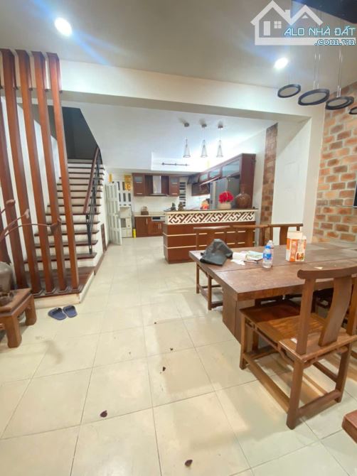 Cho thuê nhà ngõ 147 Tân Mai, 50m2, 4 tầng, 4 ngủ ngõ ô tô làm VP công ty 18.5tr