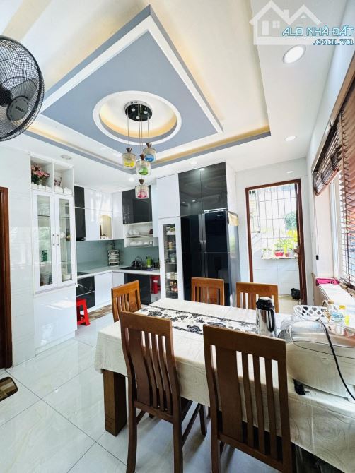 5/5.6 dài 17 4 tầng Hẻm nhựa 8m Ông Ích Khiêm , Quận 11 chỉ 14.5 tỷ
