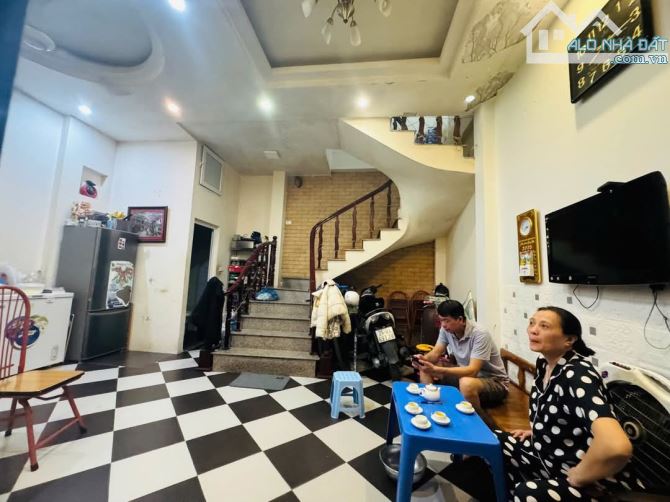 GẤP ! Bán nhà ngõ 125 Trương Định, 35m2 , mặt tiền hơn 5m, ngõ kinh doanh, chỉ 80m ra phố