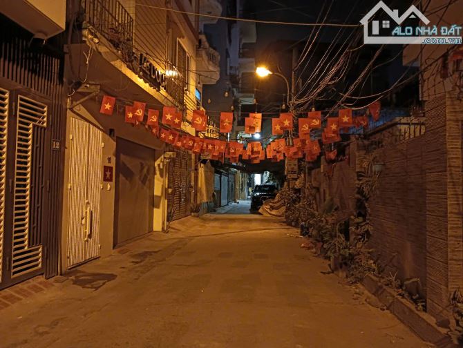Bán nhà Hoàng Quốc Việt, phân lô ô tô vào nhà, mặt tiền rộng 5,7m, dt 64m, giá 16,8 tỷ.