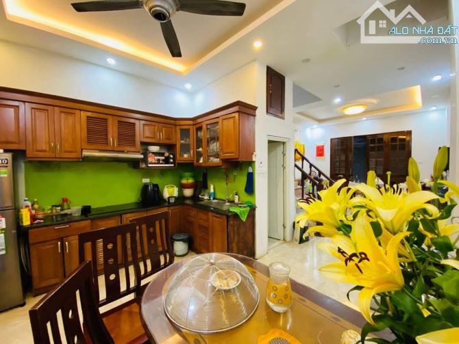 Bán nhà Hoàng Quốc Việt, Cầu Giấy, Oto tránh, 41m x 4 tầng x Mt 4.2m, giá 15,6 tỷ
