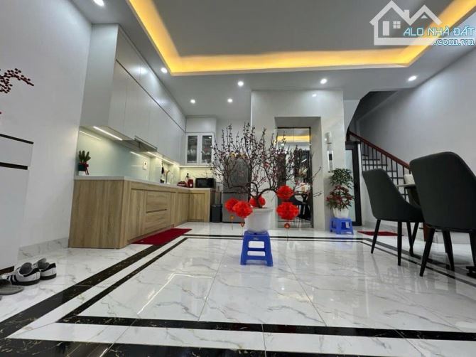 Nhà đẹp ở ngay - ba bước ra phố - 34m x 5T thang máy - ngõ thẳng tắp thông - nhỉnh 7 tỷ