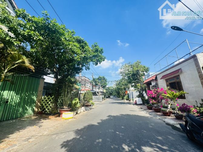 Bán nhà 1 trệt 2 lầu khu dân cư cổng 2 sân bay Biên Hòa, phường Quang Vinh