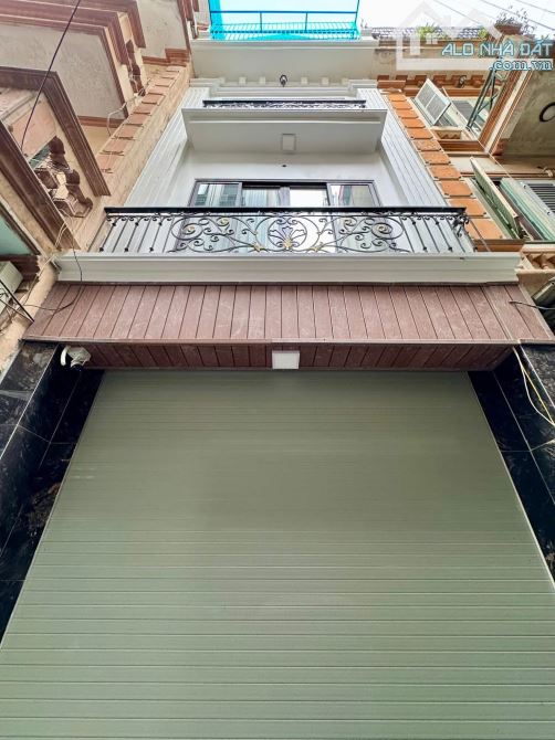 Đường Láng-Nhà 2 Thoáng-Ô Tô Đỗ,Ngõ Thông-Kinh Doanh Tốt- DT 52m- Giá 14.2 Tỷ