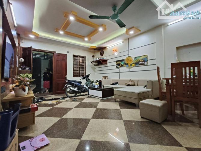ĐỊNH CÔNG HẠ 40M, 3 TẦNG, MT4,5M, LÔ GÓC, GẦN PHỐ, CHÀO 3,1 TỶ.