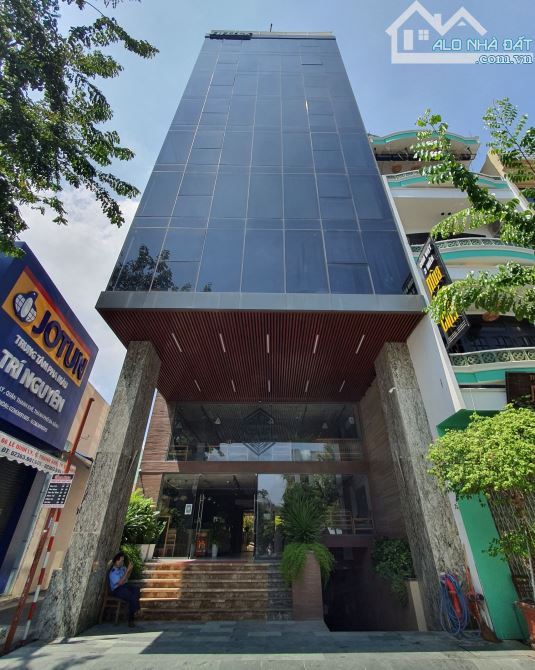 Bán Tòa Văn Phòng Mặt Phố Tôn Thất Tùng, Đống Đa DT 146m2, 9T, MT 8,1m. Giá Cực Rẻ