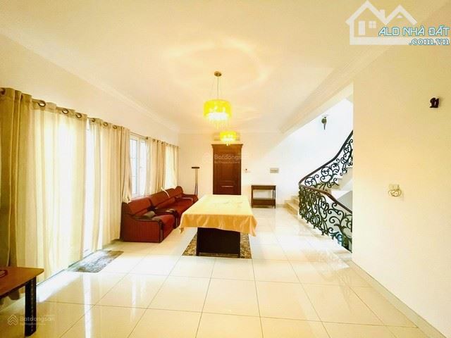 Định cư, chủ nhà cần bán gấp biệt thự 14 Thảo Điền, Quận 2, 384m2 có hồ bơi, giá tốt inbox