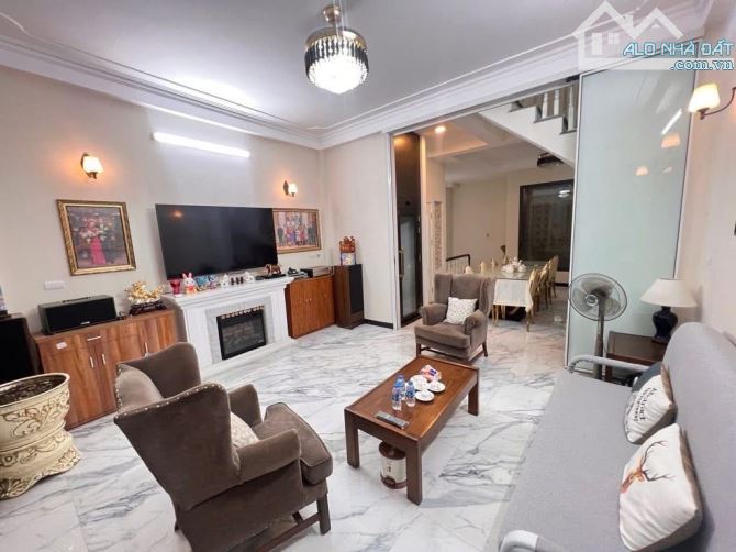 Cầu Giấy , lô góc 3 thoáng , 50m2 ,6 tầng - 13 Tỷ