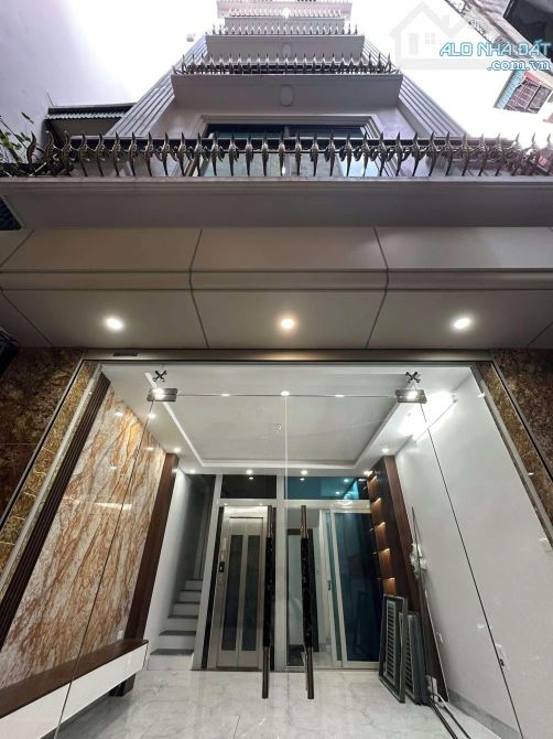 Bán nhà riêng phố Chùa Láng, Đống Đa, 7 tầng thang máy, full nội thất, mặt tiền hoa khôi