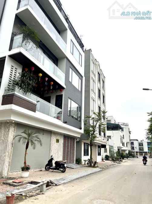 Rẻ nhất TDC Ngọc Thuỵ, Vỉa hè 3 oto tránh, Gần hồ, DT 80m2