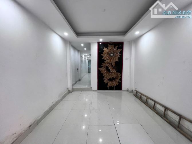 Cần bán gấp nhà đẹp phân lô Lạc Long Quân 47m2, 6T, ô tô đỗ cửa, thang máy ở ngay