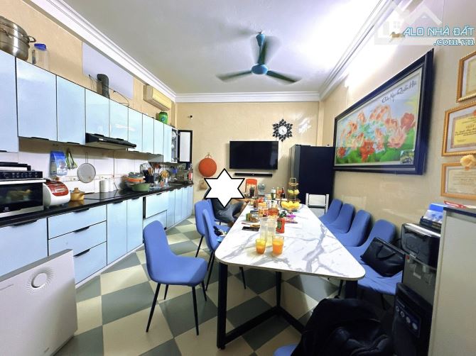 Cần bán gấp nhà phân lô phố Lạc Long Quân 51m2, 3T, mt 5m, ô tô vào nhà, kinh doanh