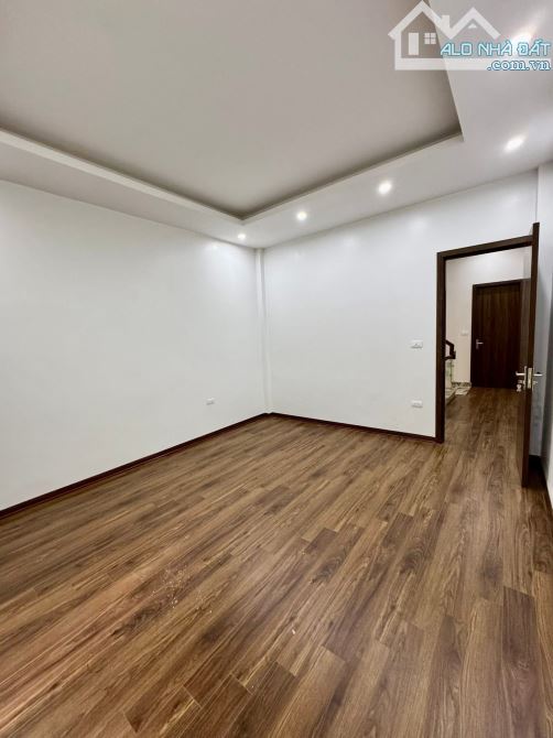 Đường Láng-Nhà 2 Thoáng-Ô Tô Đỗ,Ngõ Thông-Kinh Doanh Tốt- DT 52m- Giá 14.2 Tỷ - 10