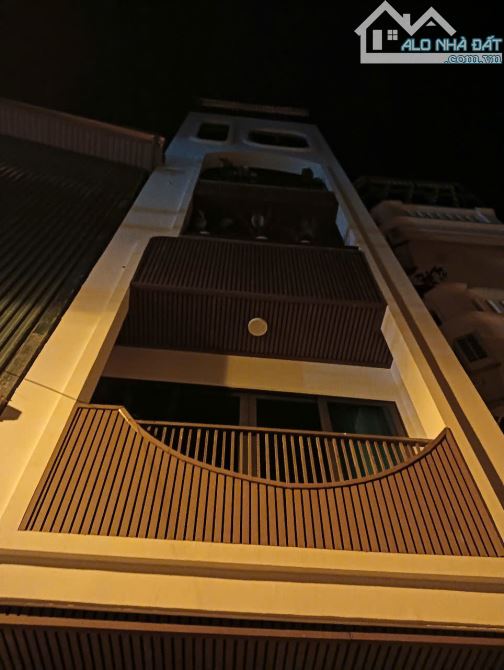 Bán nhà Hoàng Quốc Việt, phân lô ô tô vào nhà, mặt tiền rộng 5,7m, dt 64m, giá 16,8 tỷ. - 1