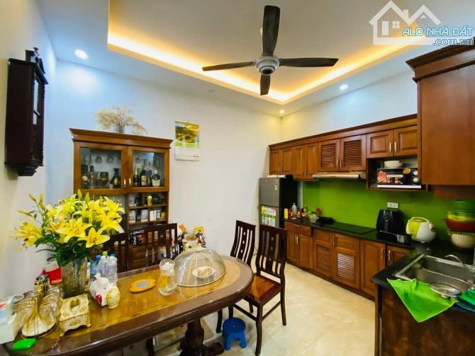 Bán nhà Hoàng Quốc Việt, Cầu Giấy, Oto tránh, 41m x 4 tầng x Mt 4.2m, giá 15,6 tỷ - 1