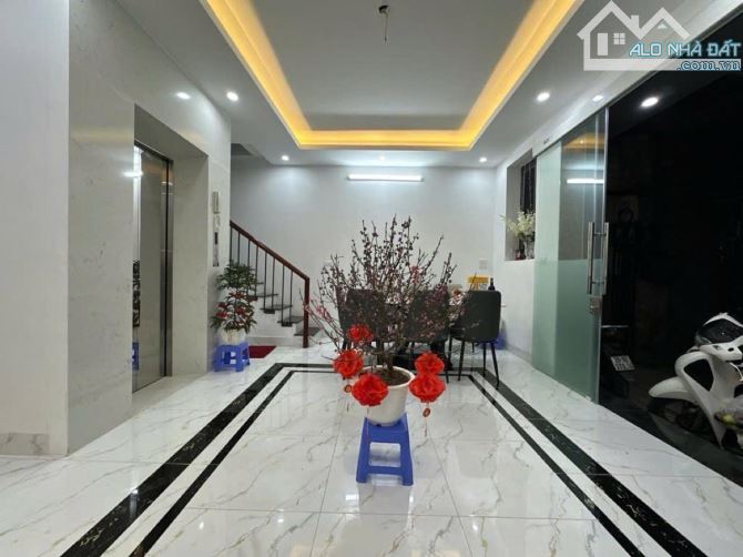 Nhà đẹp ở ngay - ba bước ra phố - 34m x 5T thang máy - ngõ thẳng tắp thông - nhỉnh 7 tỷ - 1