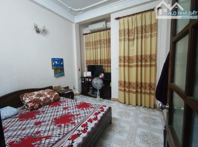Bán nhà Cầu Giấy vài mét ra Phố - dân xây chắc chắn - Ngõ Ô tô cách 30M 4 tầng x 40m2 9 tỉ - 1