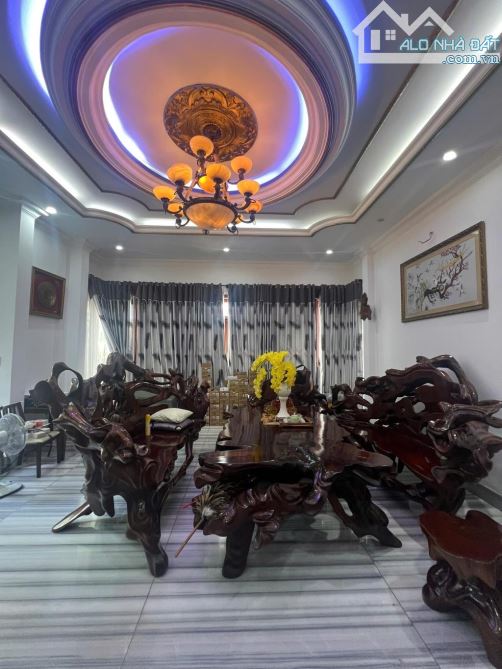 Bán gấp biệt thự đẹp lung linh ở ngay Trần xuân Soạn, 409m2, no hậu 14.2m, SHR, chỉ 36.8tỷ - 2